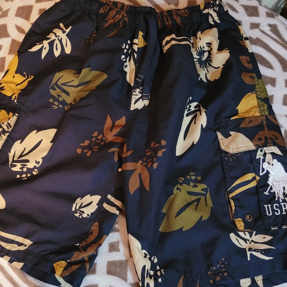 Mens US Polo Assn. swim trunks, sz. XL, hibiscus print, navy, yellow, cream